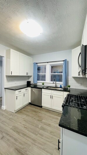 Kjøleskap, mikrobølgeovn, ovn og kaffetrakter/tekoker