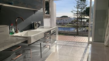 冷蔵庫、電子レンジ、オーブン、コンロ