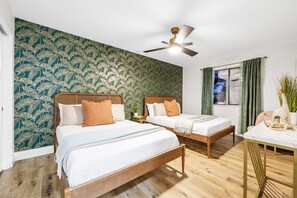 2 slaapkamers, een bureau, een strijkplank/strijkijzer, reisbedje
