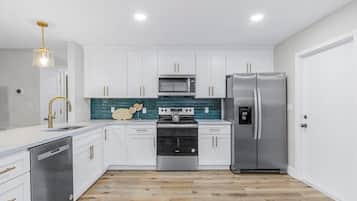 Refrigerador, microondas, horno y parrilla de estufa