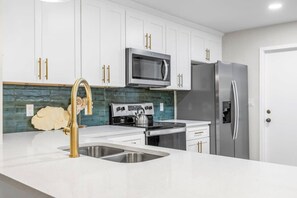 Réfrigérateur, micro-ondes, four, plaque de cuisson