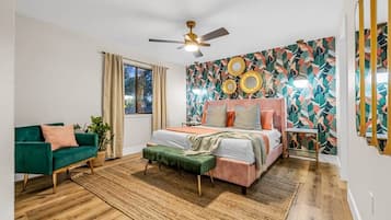 2 habitaciones, escritorio y tabla de planchar con plancha