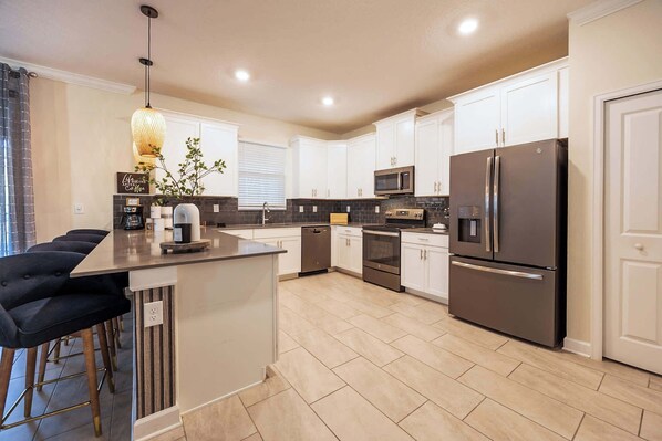 Fridge, microwave, oven, stovetop - Amazing 6BR Villa by Disney Private Pool & Theater (Kissimmee)