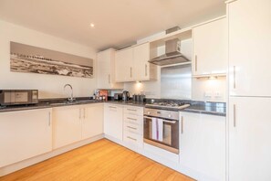 Microwave, oven, stovetop, dishwasher - Windsor Gem:3 Bed|2 Bath|Parking - By Tempstay (Windsor)