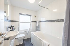 Douche, sĂšche-cheveux, serviettes fournies