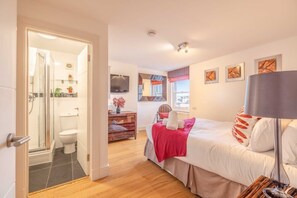 3 bedrooms, iron/ironing board, travel cot, WiFi - Windsor Gem:3 Bed|2 Bath|Parking - By Tempstay (Windsor)