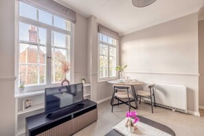 Dining - 1BR|Parking|Doorstep Of Windsor Castle|By Tempstay (Berkshire)