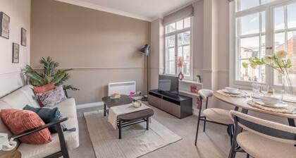 Doorstep Of Windsor Castle Chic: 1BR|Parking