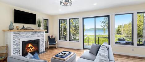 Älytelevisio, takka, kirjoja, työhuone