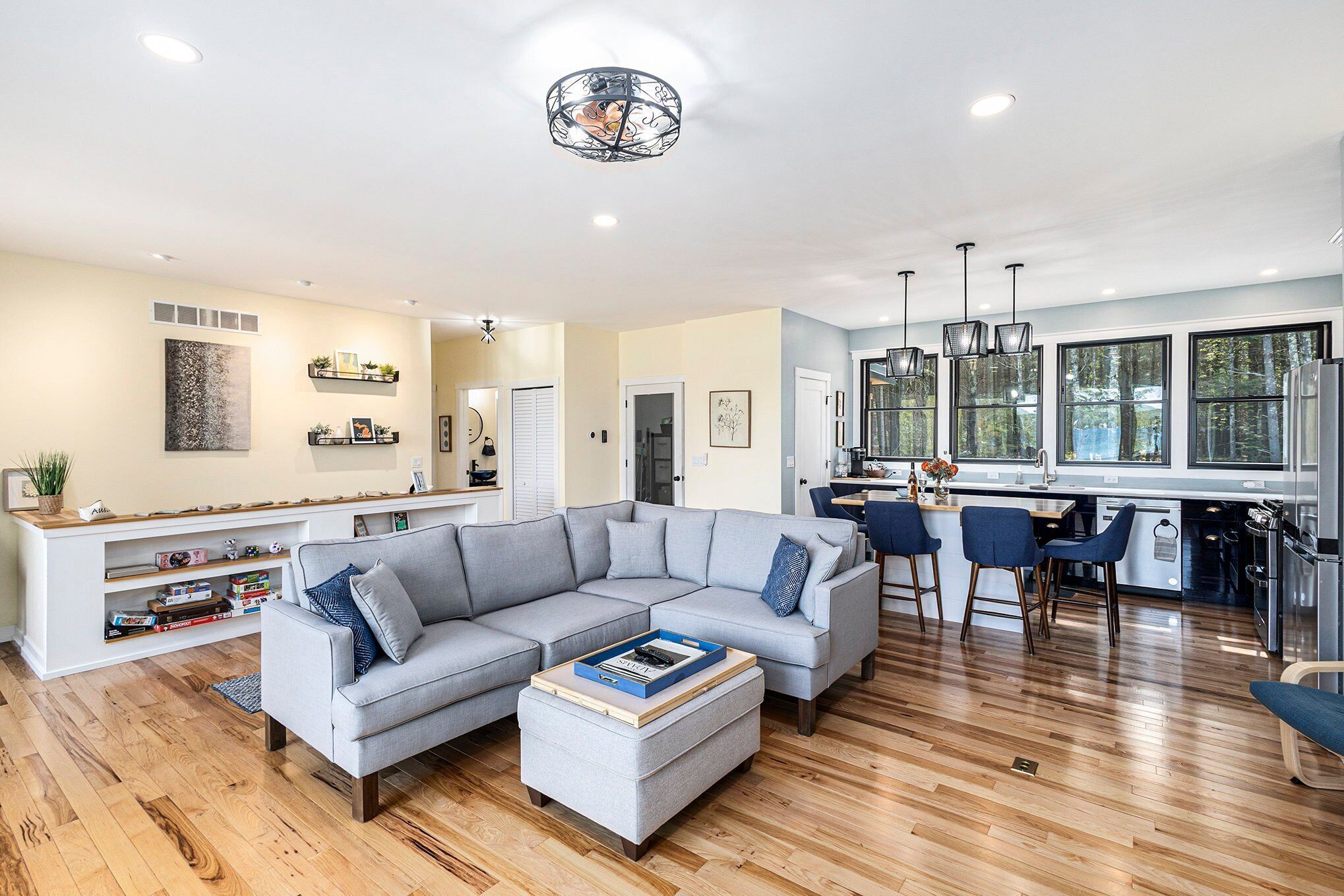 Smart-TV, Kamin, Bücher, Arbeitsbereiche