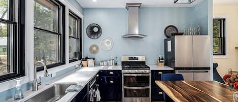 Réfrigérateur, four à micro-ondes, un four, surface de cuisson