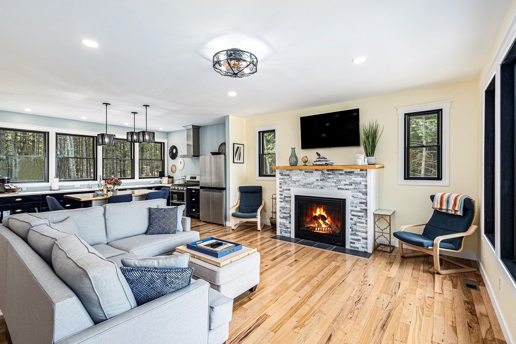 Smart-TV, Kamin, Bücher, Arbeitsbereiche