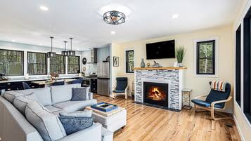 Smart-TV, Kamin, BĂŒcher, Arbeitsbereiche