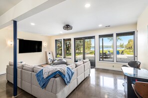 Smart-TV, Kamin, BĂŒcher, Arbeitsbereiche