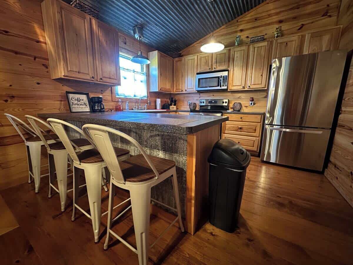 Een koelkast, een microgolfoven, een oven, een kookplaat