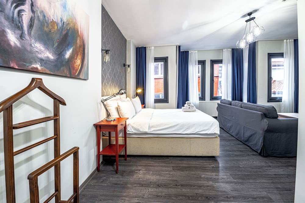 Room-luxury Historical Hotel Room in Sul
