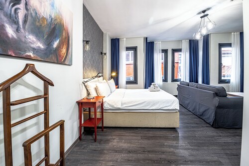 Room-luxury Historical Hotel Room in Sul
