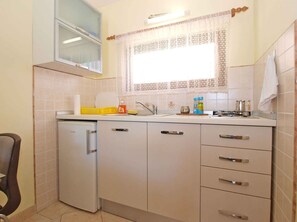 Fridge, stovetop, cookware/dishes/utensils - Holiday apartment with air conditioning (Pula)