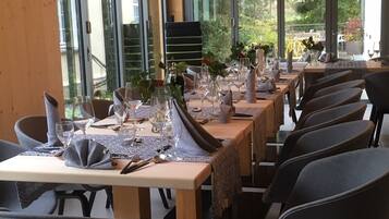 Speisen „Vom Erzeuger zum Verbraucher“, Blick auf den Garten