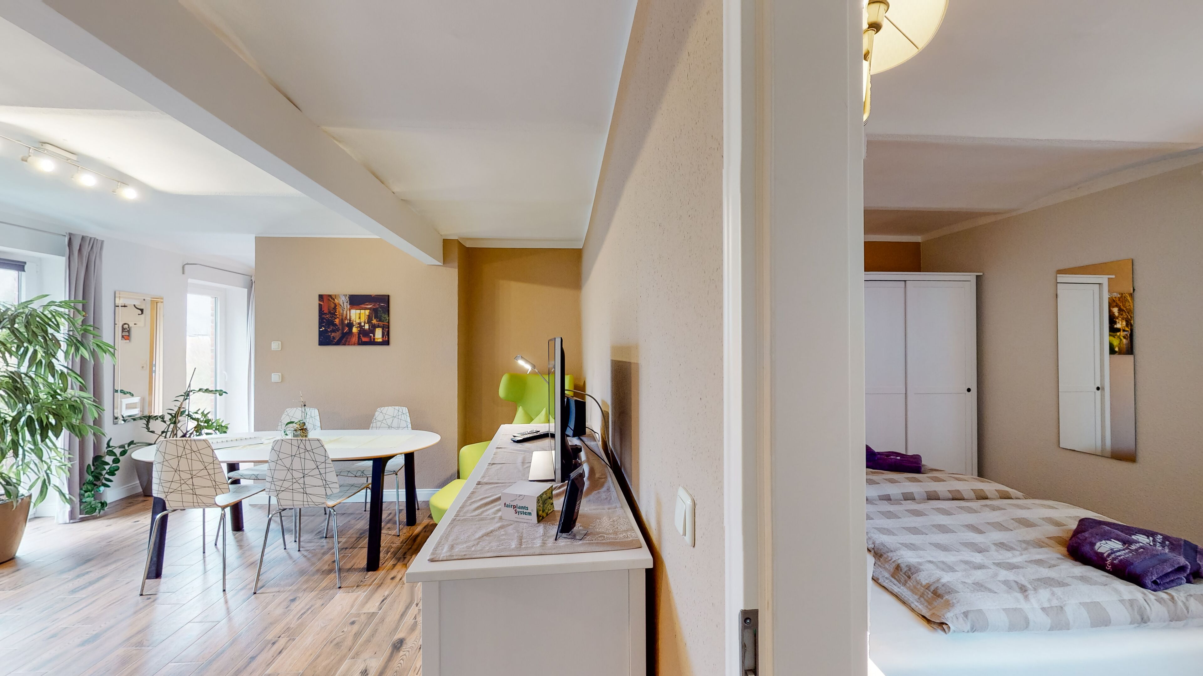 Un salon moderne comprenant un coin repas, un lit et une grande fenêtre.