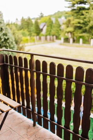 أغطية فراش متميزة وألحفة محشوة بالريش وخزنة داخل الغرفة