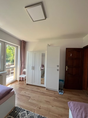 Luxury Shared Dormitory, Women only | Premium bedding, down duvets, in-room safe, individually decorated - GIRLS WILLA GIRLSTEL (Kraków)