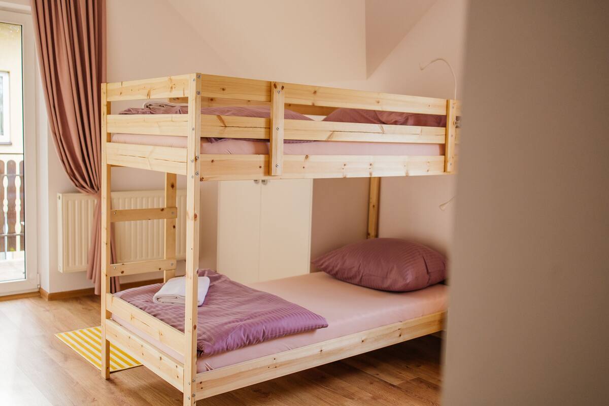 Dormitorio compartido Confort, solo para mujeres | Ropa de cama de alta calidad, edredones de plumas, caja fuerte