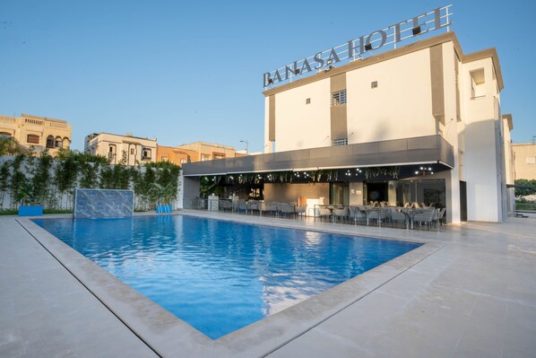 Kauden mukainen ulkouima-allas