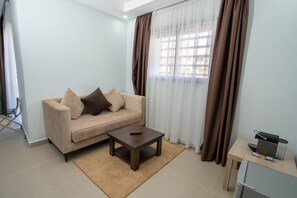 Junior-studio | Oleskelualue | 30–tuumainen taulutelevisio, jossa korkealuokkaiset TV-kanavat