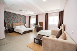 Phòng 3 Junior | Bộ đồ giường cao cấp, chăn bông, két bảo mật tại phòng 