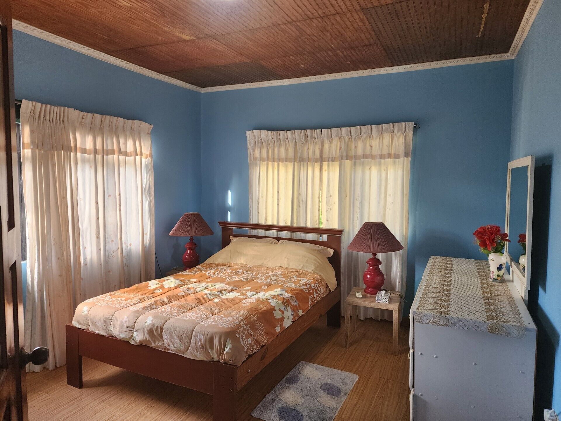 3 bedrooms, iron/ironing board, free WiFi, bed sheets