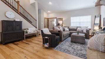 Een smart-tv, een open haard en boeken