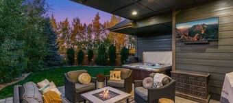 Big Green - Downtown Luxury w/ Hot Tub