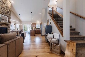 TV connectée, cheminée, livres