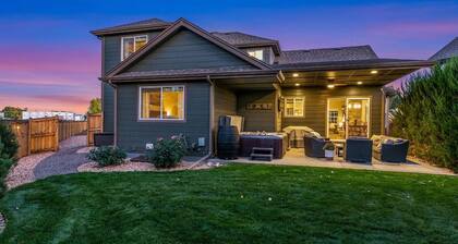 Big Green - Downtown Luxury w/ Hot Tub