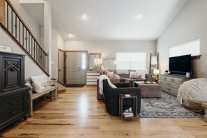 TV connectée, cheminée, livres