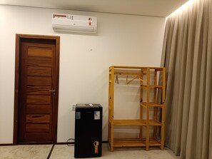 Quarto triplo conforto, sacada, vista para o pátio | Roupas de cama premium, frigobar, individualmente decorados