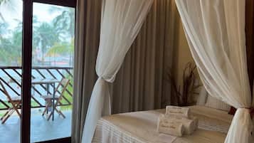 Romantisches Zimmer, 1 Queen-Bett, Terrasse, Blick auf die Anlage | Hochwertige Bettwaren, Minibar, individuell dekoriert