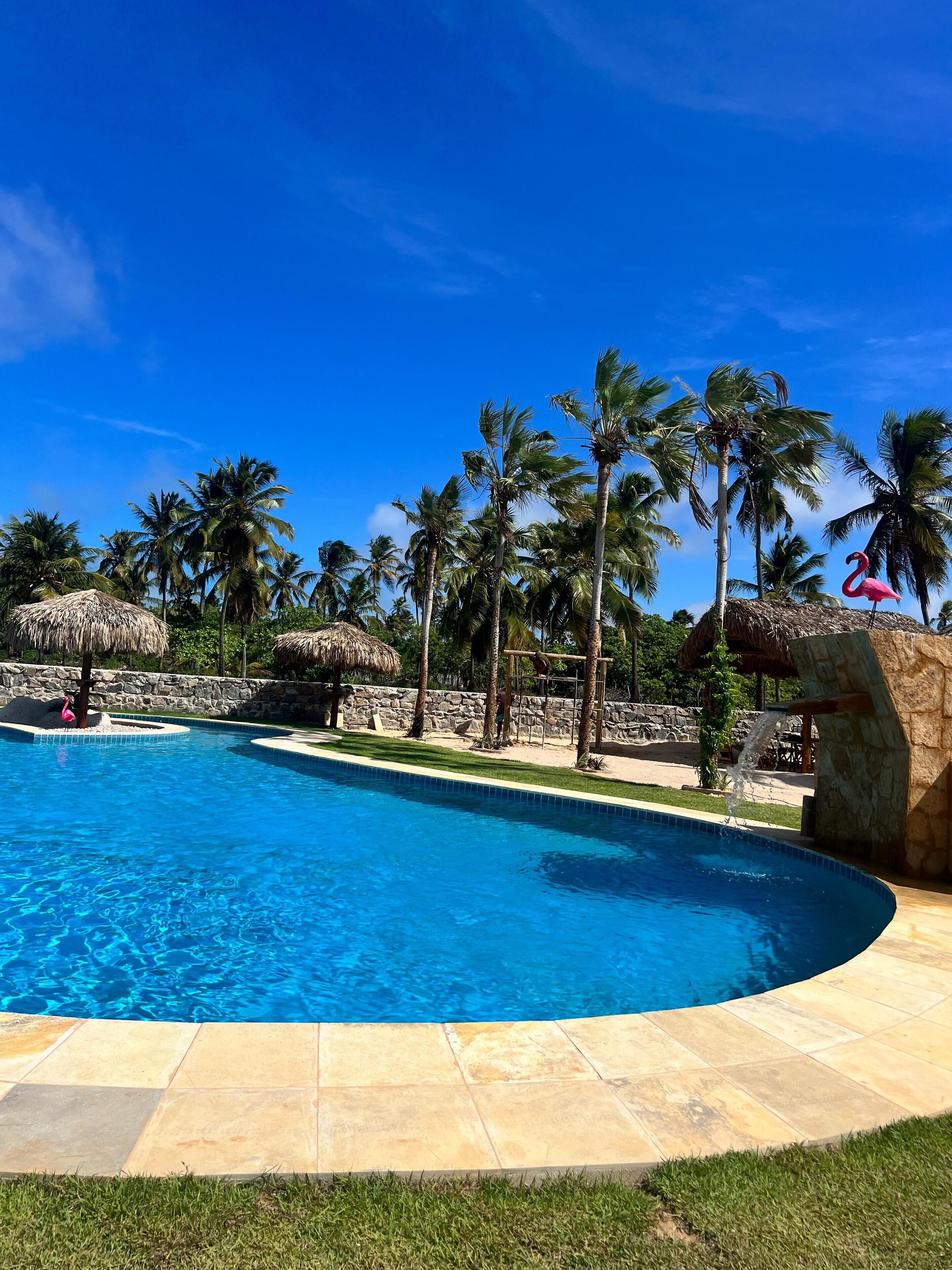 Una piscina al aire libre
