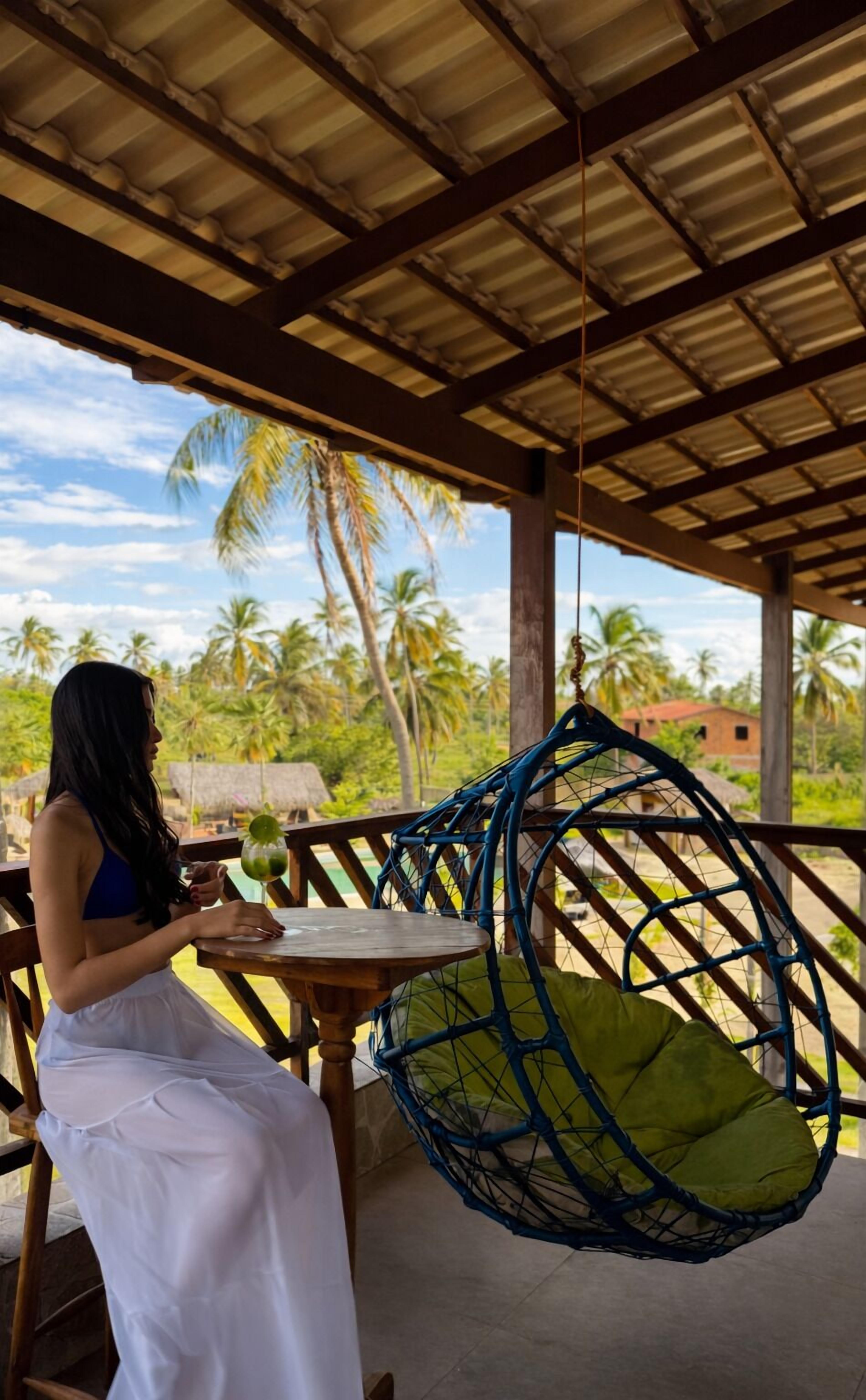 Quarto quádruplo conforto, varanda coberta, vista para o resort | Área de estar