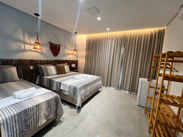 Quarto triplo superior, varanda coberta, vista para o resort | Roupas de cama premium, frigobar, individualmente decorados