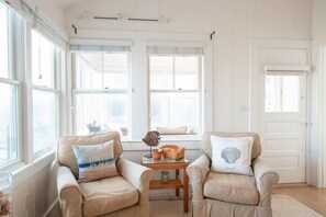 TV, offices - Just a few steps to Ellis Landing Beach! (Brewster)