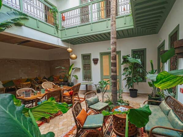 تناول الطعام بالخارج