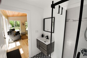 Shower, hair dryer, towels, soap - The Owl Cabin - Gemütliches Haus im Wald Nahe See (Kemptville)