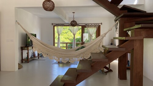 Cozy villa w/ private pool 5 min from the beach!