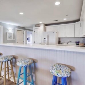 Kylskåp, mikrovågsugn, ugn och spishäll