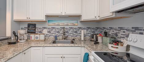 Frigorífico, microondas, placa de cocina y cafetera o tetera