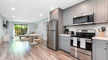 Réfrigérateur, micro-ondes, four, plaque de cuisson