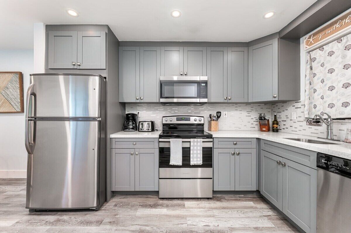 Réfrigérateur, micro-ondes, four, plaque de cuisson