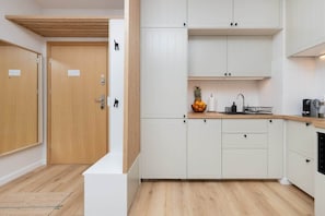 Kühlschrank, Mikrowelle, Herdplatte, Geschirrspüler